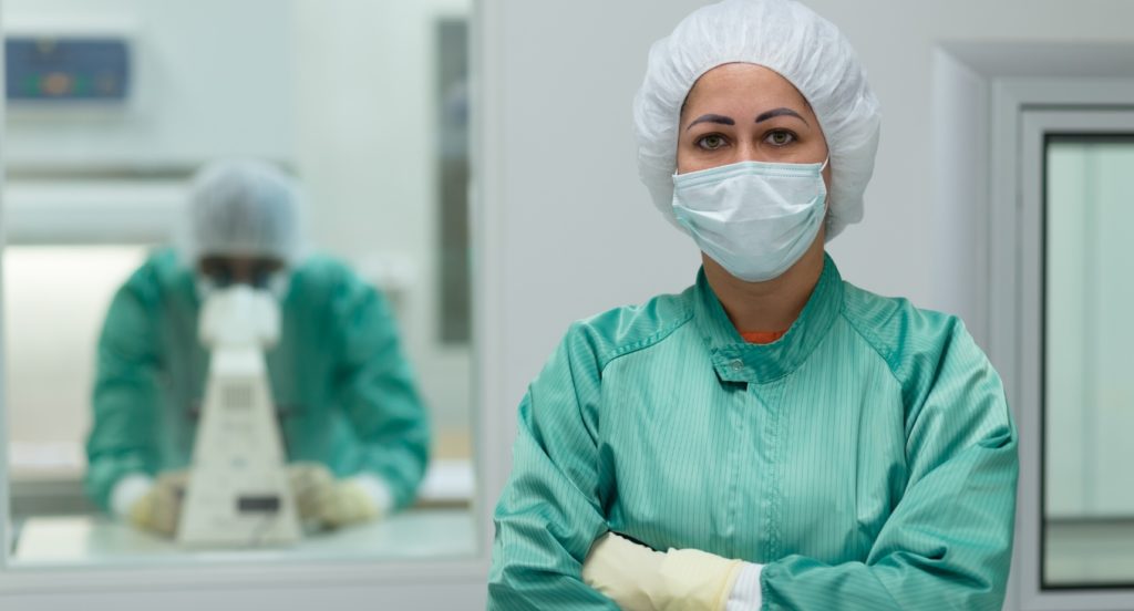 Técnicos de la industria con mascarilla