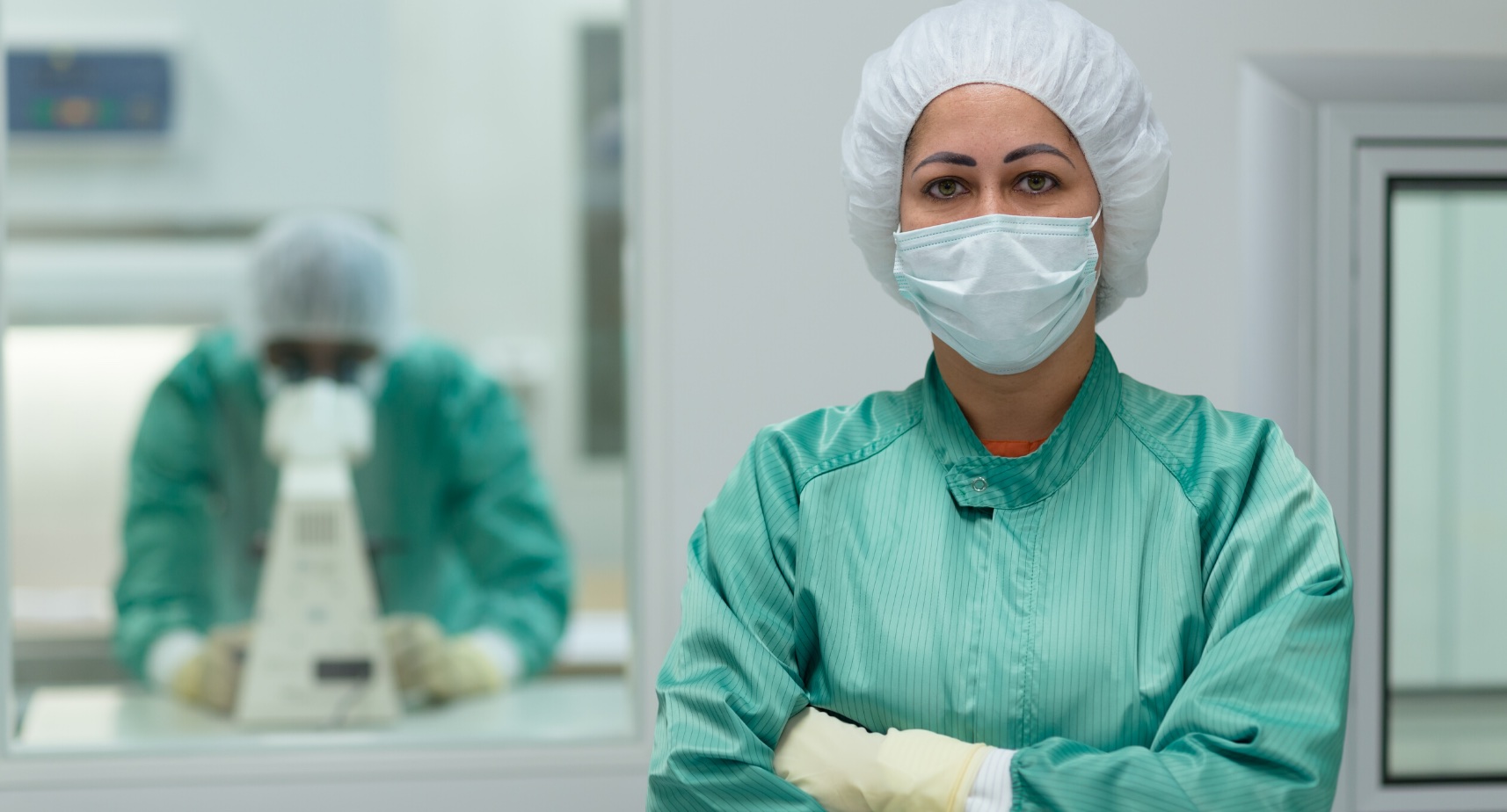 Técnicos de la industria con mascarilla