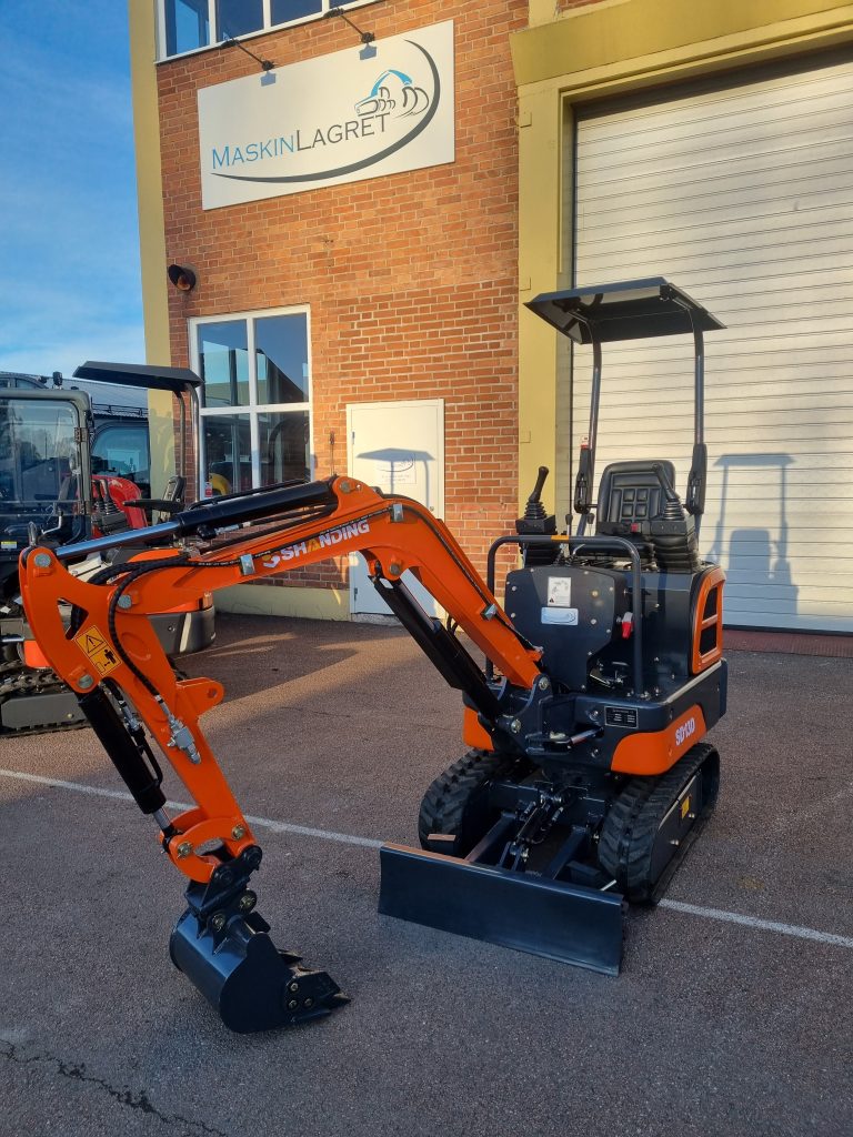 Orange minigrävare SD13D med Kubota motor och joysticks. Entreprenadmaskin. Grävmaskin.