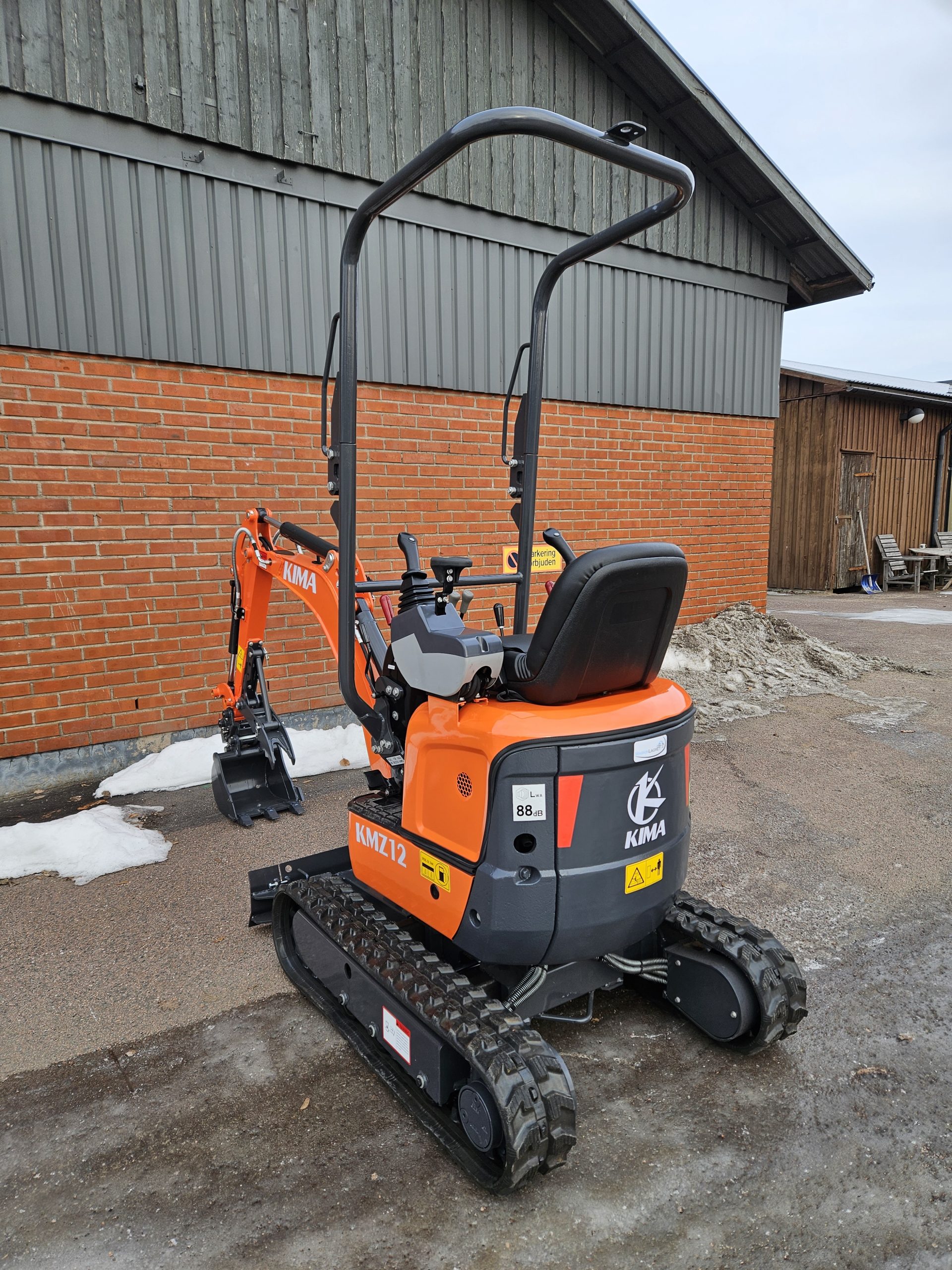 Kima KMZ12 minigrävare orange. Kubota. Grävmaskin. 