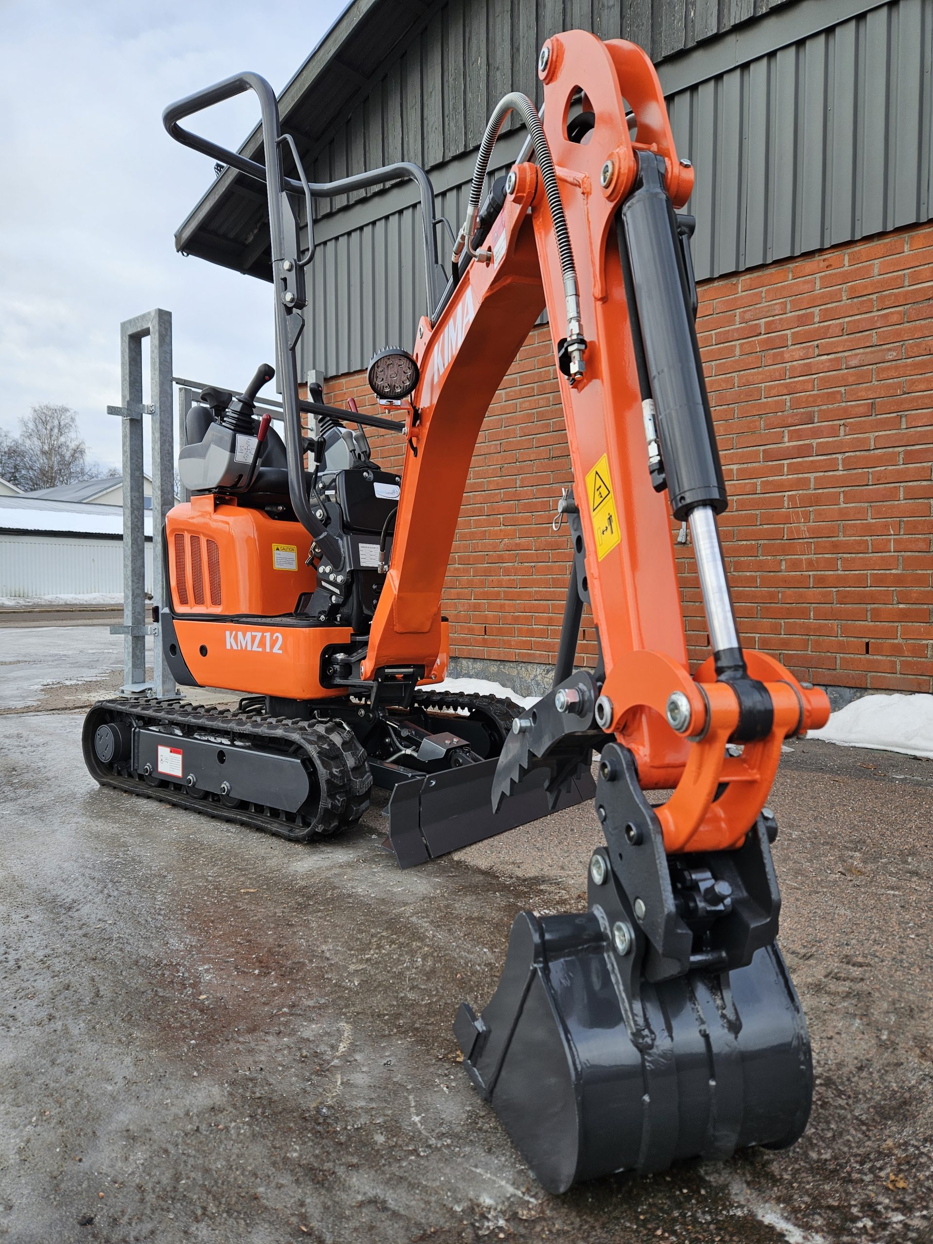 Kima KMZ12 minigrävare orange. Kubota. Grävmaskin. 