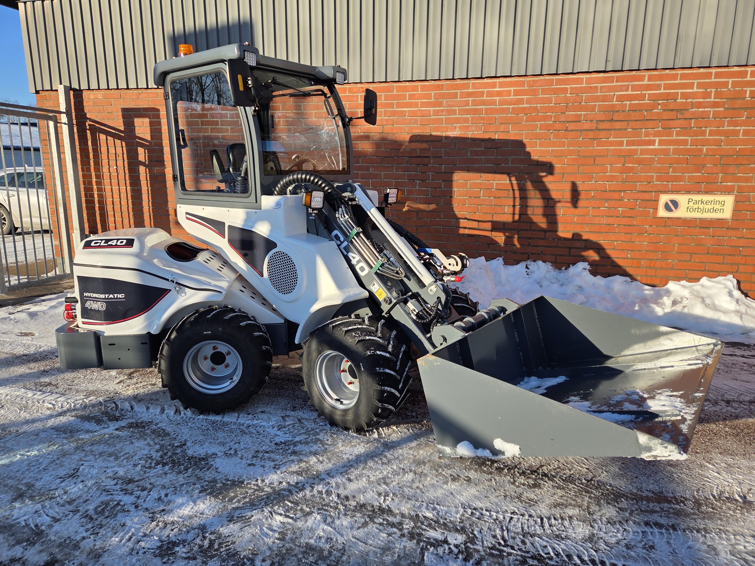 Vit teleskoplastare Taian CL40 från sidan. Hjullastare. Entreprenadmaskiner. Maskiner. Hytt. Däck. Ratt. Joystick. Maskinlagret i Värmland. www.maskinlagret.se
