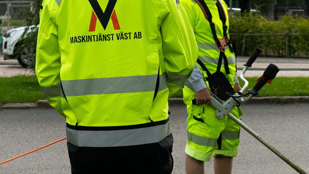 Två arbetare från Maskintjänst Väst AB tar hand om fastigheter.