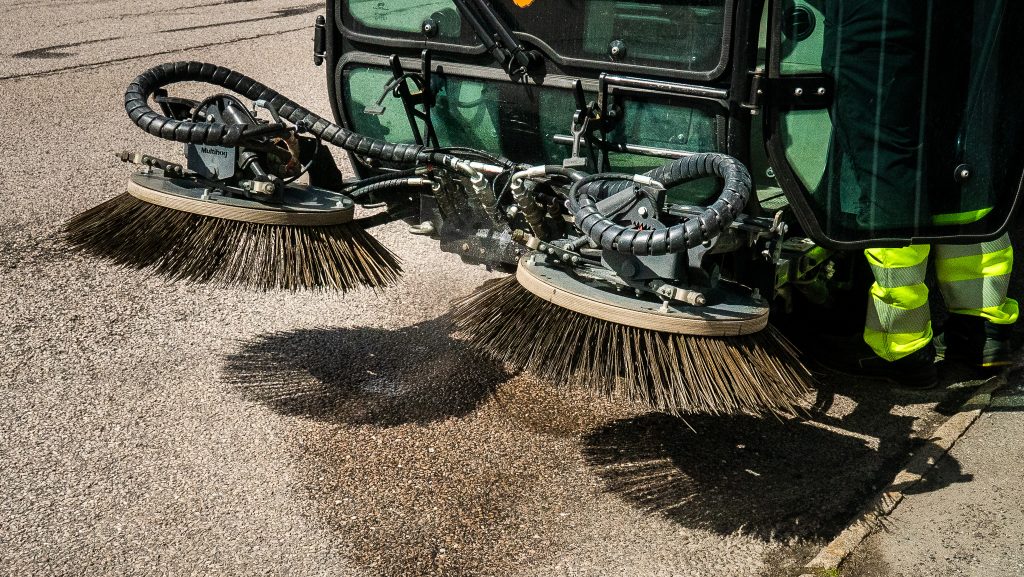 Gaturenhållning efter vintern utförs med maskinsopning