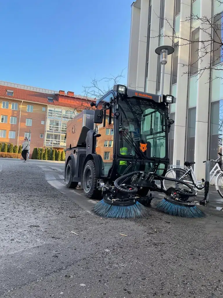 Gaturenhållning i Göteborg utförs, utanför vit fastighet.