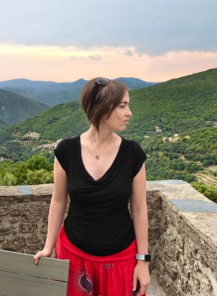 massage, média, détente, huile, pieds, jambes, lourd, circulation, assouplissement, ventre, organe, émotion, corps, adapté, massothérapeute, burnout, stress, fatigue, douleur, maladie, symptôme, bien-être, sérénité, apaisé, sourire, humeur, sommeil, praticien, thérapeute, personne, individu, détente, relaxation, repos, digestion, soins, rendez-vous, endométriose, adénomyose, Bruxelles, Waterloo, Magali, massothérapeute, massothérapie, masseuse