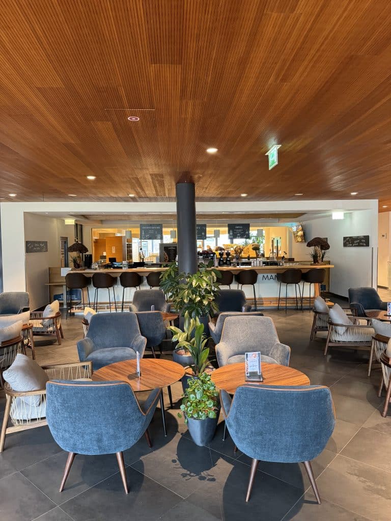 A small seating and drinking area before the check in desk at Aqua Dome Therme Längenfeld.