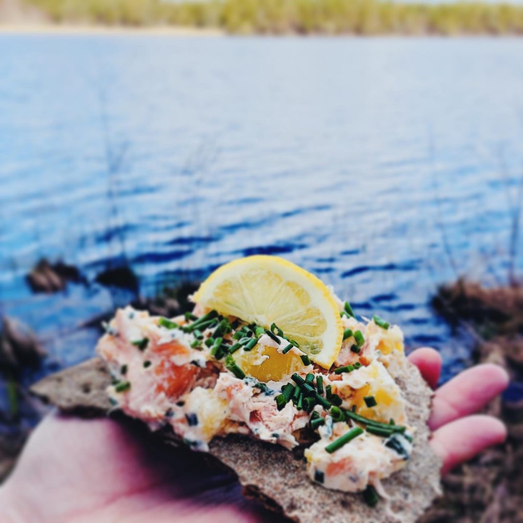 Varmrökt laxsallad på Surdegsknäcke