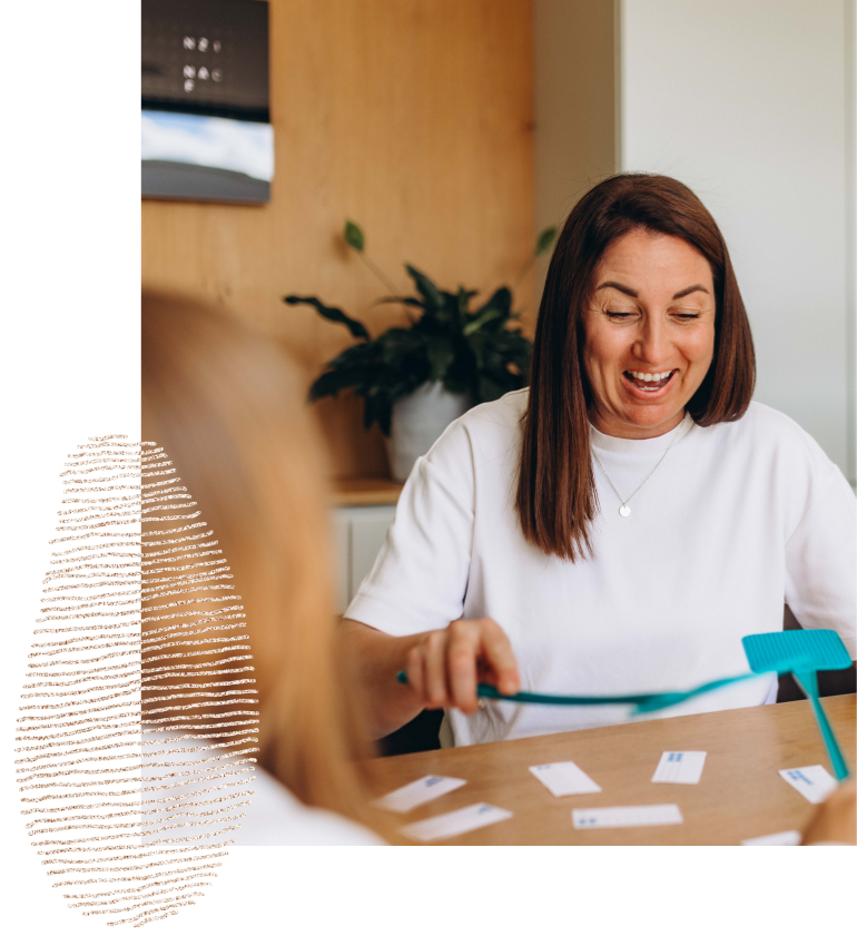 mathe_date_dyskalkulie_check_kristin.jpg Mentorin arbeitet spielerisch mit Grundschulkind beim Mathe-Date zur Einschätzung von Rechenschwäche