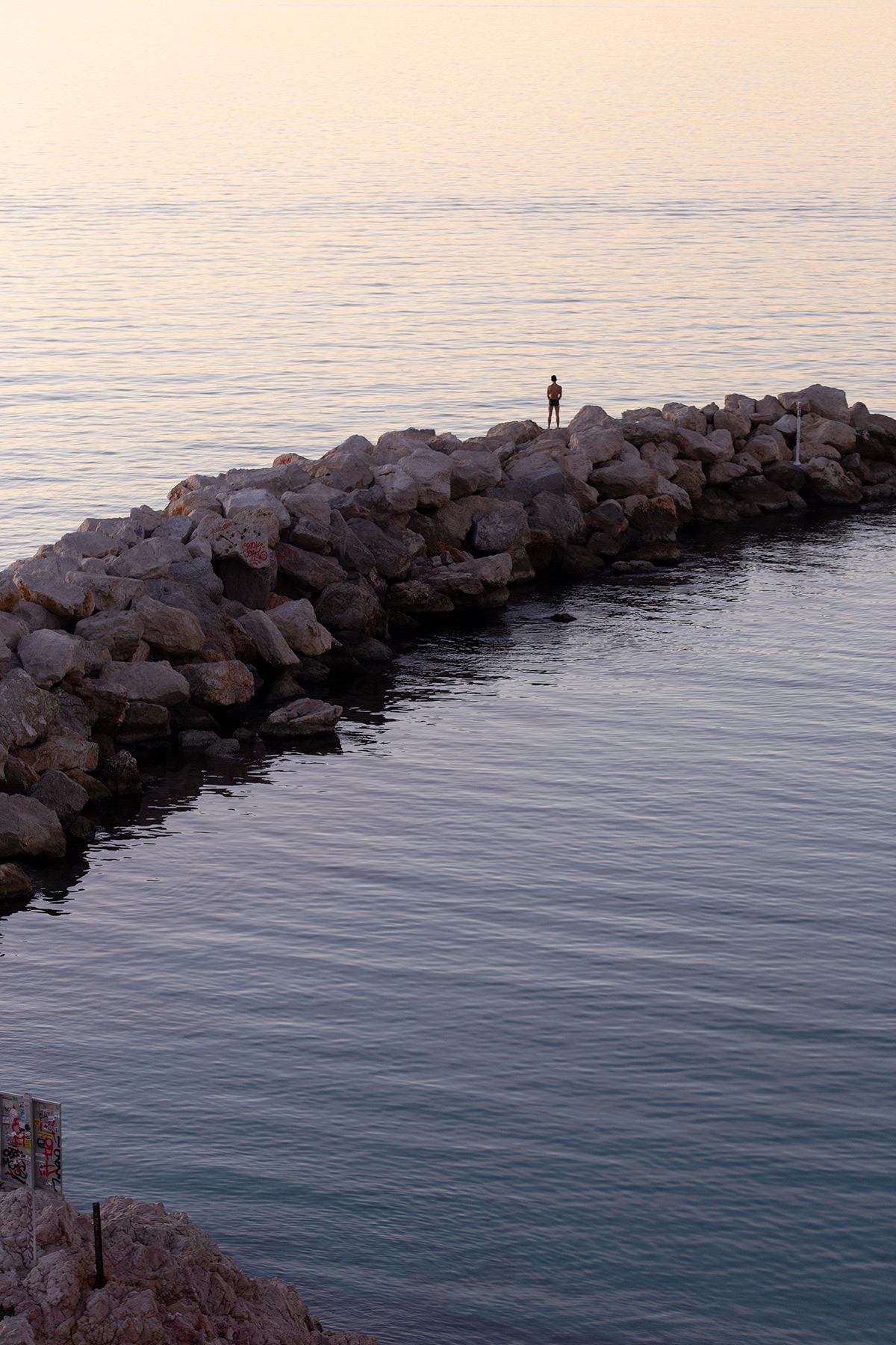 Photographie d'un coucher de soleil depuis la Corniche Kennedy à Marseille réalisée par la photographe Mathilde Troussard