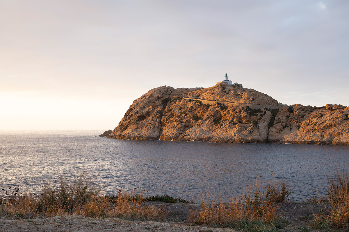 Photographie de bord de mer réalisée en Corse par la photographe Mathilde Troussard