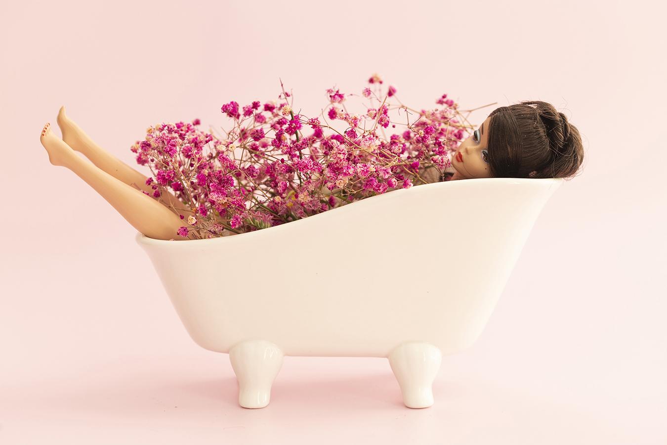 Photographie de mise en scène d'objets extraite de la série "Domestic Bloom" réalisée par Mathilde Troussard