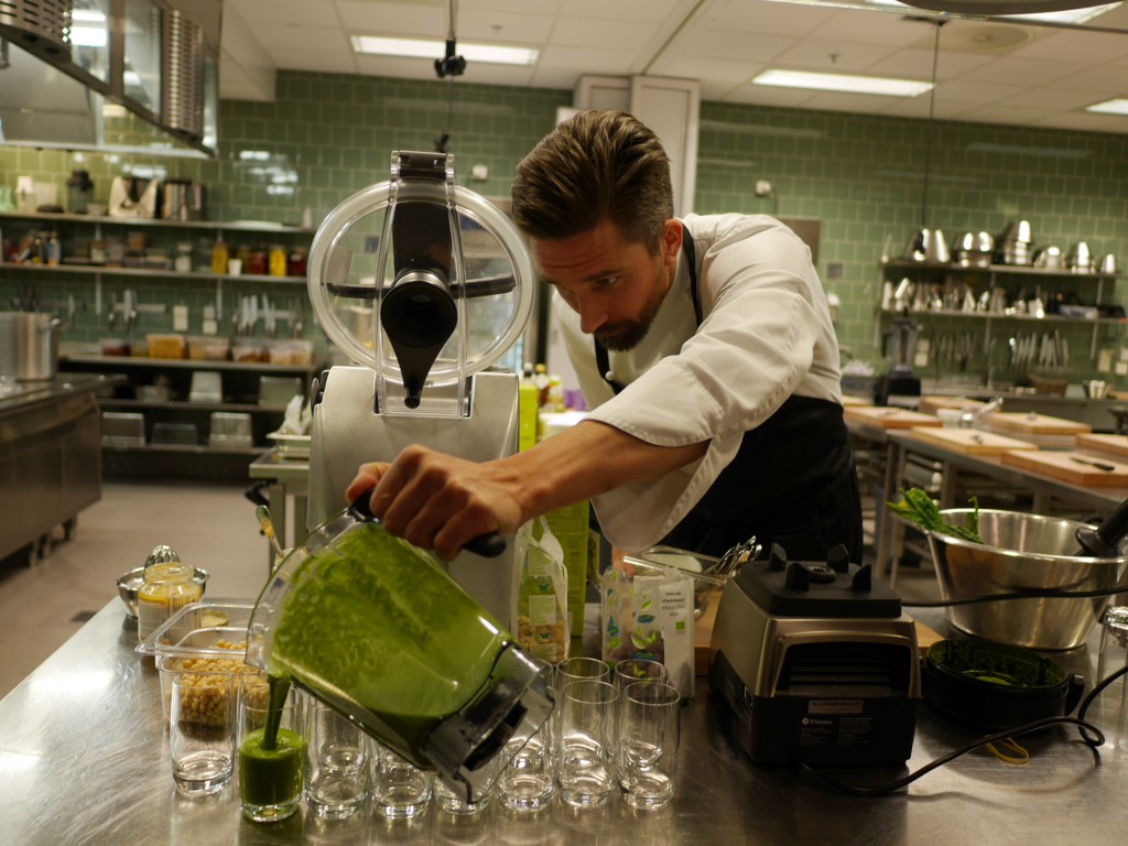 Maximillian Lundin serverar en grön smoothie