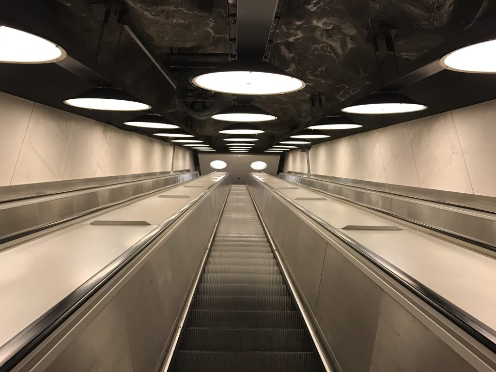 Den långa rulltrappan upp från Arlanda Express