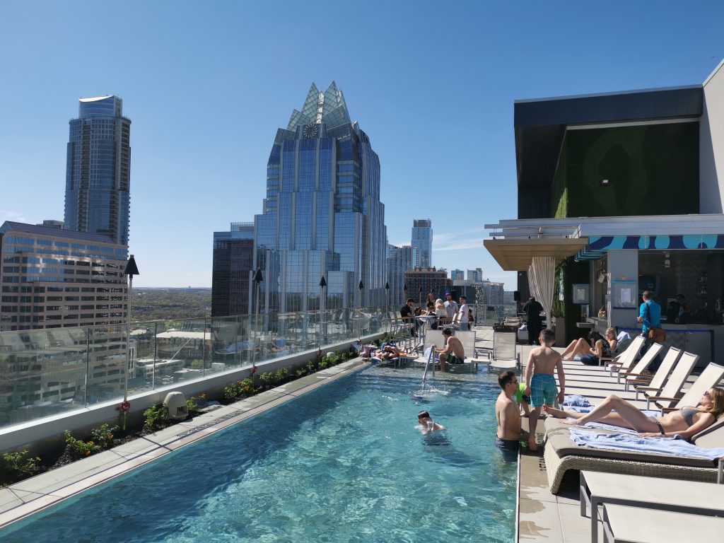 Austins bästa rooftop -Azul Rooftop  pool bar