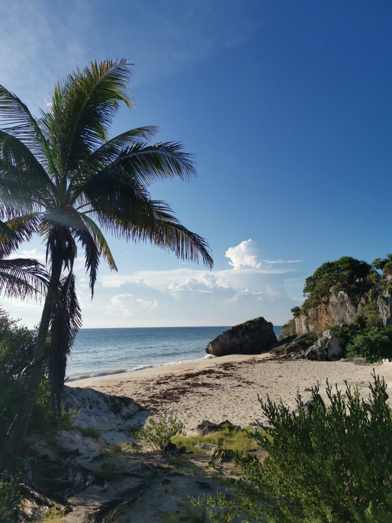 Strand vid Mayaruiner i Tulum 