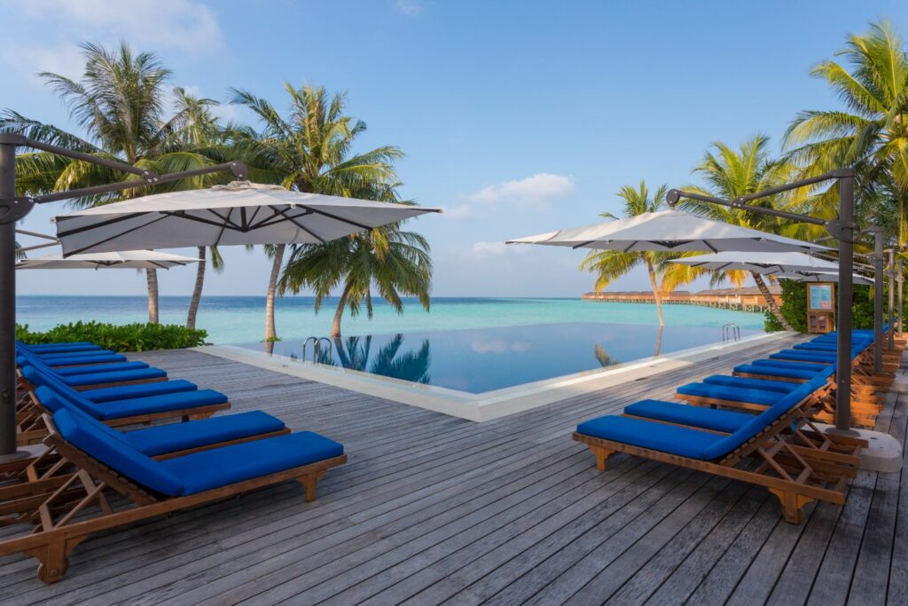 Vilamendhoo island resort & spa i Maldiverna Adults Only pool
