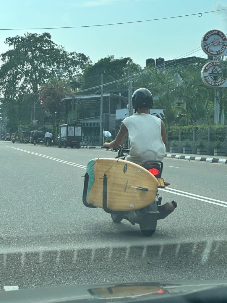 Vågsurfing i Weligama på Sri Lankas sydkust