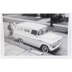 Fabriksfoto 1957 Chevrolet Suburban 31 x 45 cm