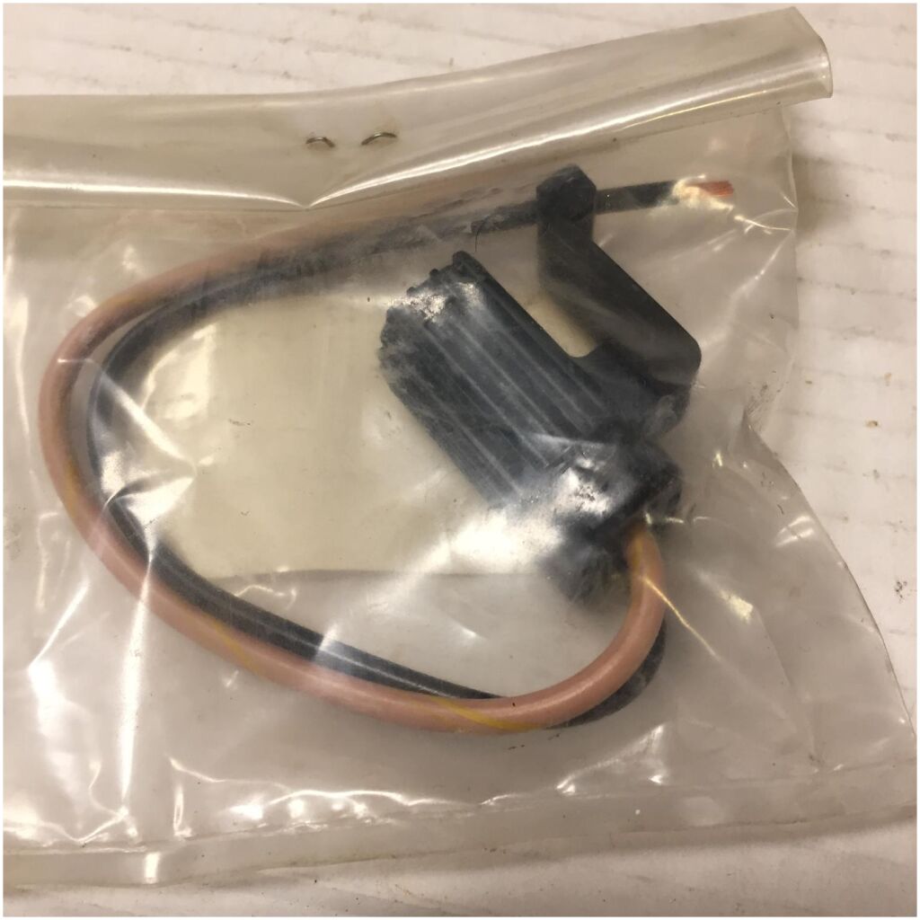 NOS Lampsockel Ford 4-cyl eng 1979-82, 28642