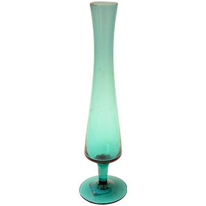 Handblåst vas i grönt glas
