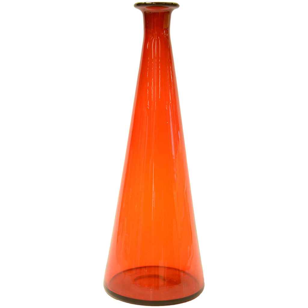 Designad och handblåst vas i rött glas