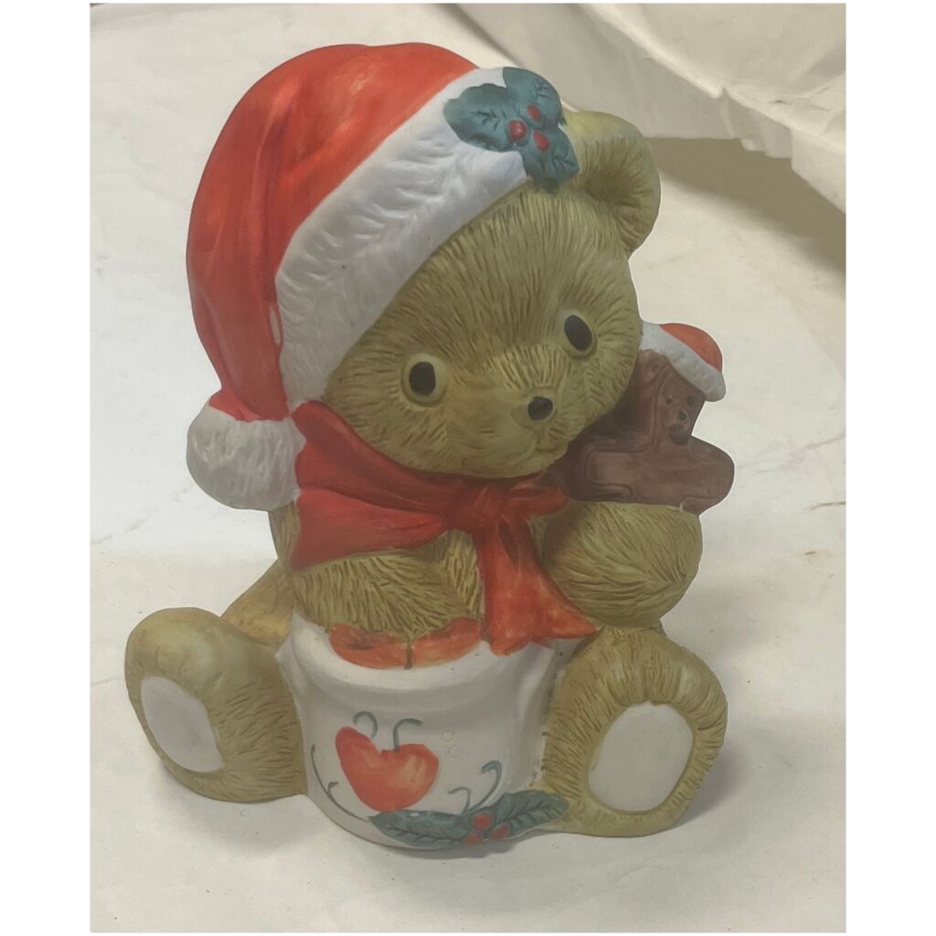 Teddybjörnen väntar in jul med sin nalle , keramik 17cm hög 13cm bred 12cm djup