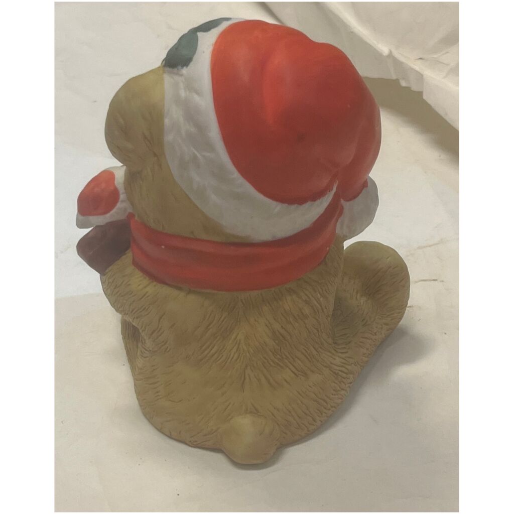 Teddybjörnen väntar in jul med sin nalle , keramik 17cm hög 13cm bred 12cm djup