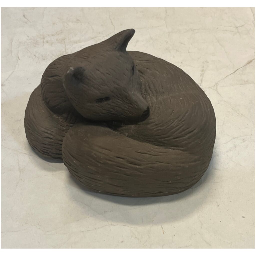 Figurin lergods sovande räv skulptör Rahm 14,5 lång x 12cm diam x 9cm hög