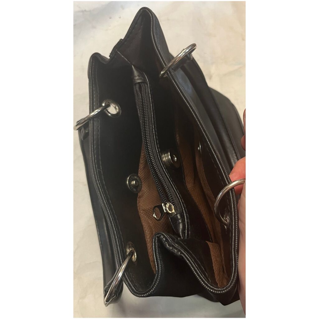 Handväska svart konstskinn 1 yttre fack, 3 stora samt 1 mindre inre fack