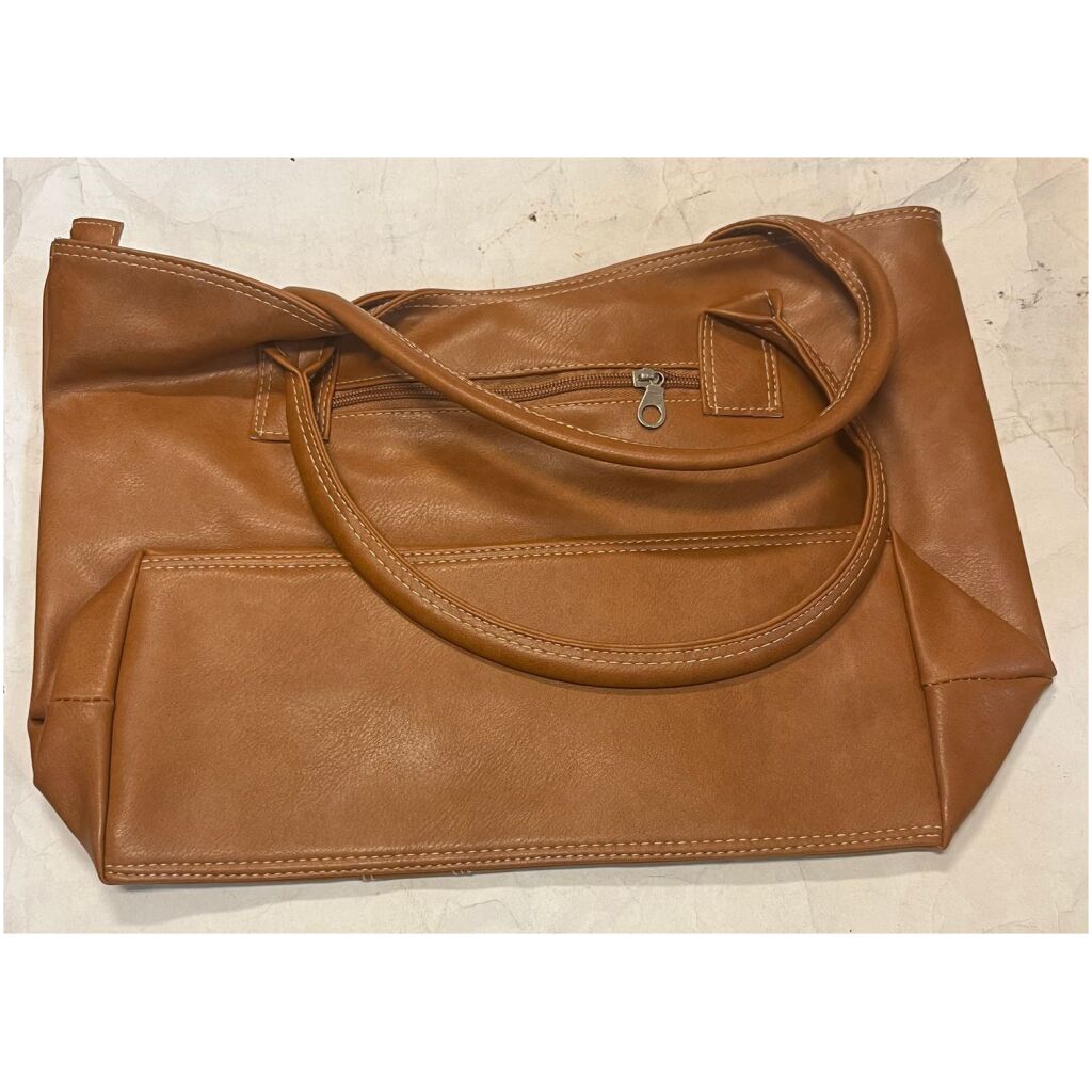 Handväska brun konstskinn 2 yttre fack , 1 stort samt 1 mindre inre fack