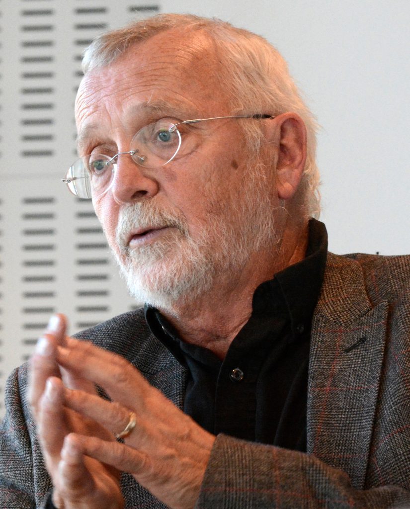 Mats Tormod född i Norrbotten 1946. Arkitekt i många år, emellanåt författare. Därefter åter student och så småningom fil. dr. i litteraturvetenskap med en avhandling om Eyvind Johnson.