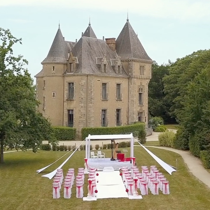 Vue du chateau au domaine de Brandois