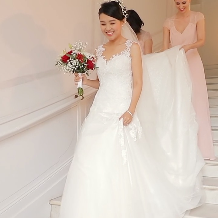 Vidéaste Mariage Domaine du Brandois -  la mariée descend les escaliers