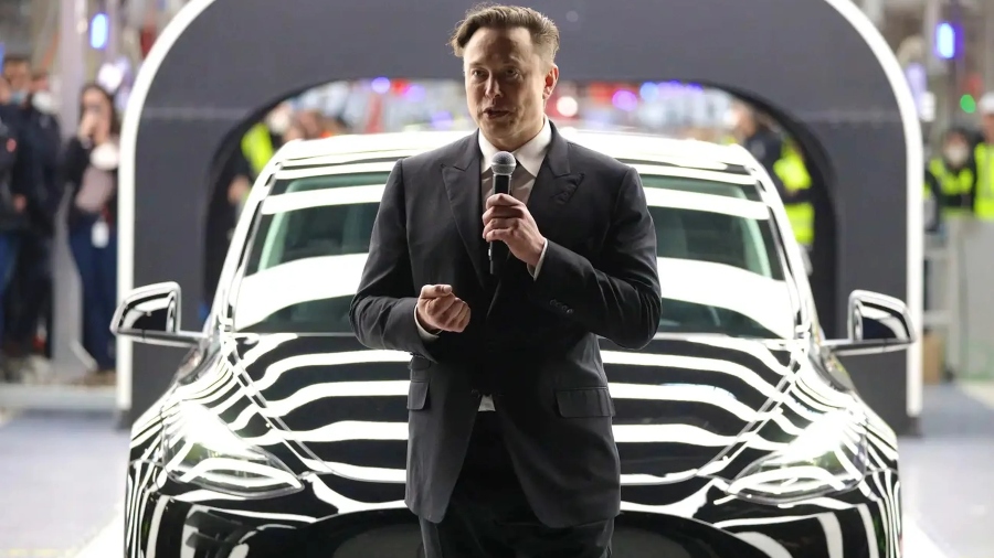Elon Musk viaja a China para impulsar tecnología de conducción autónoma de Tesla