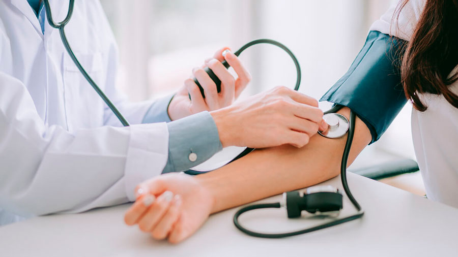 ¿Qué significa tener presión arterial alta y pulso bajo? Síntomas, tratamiento y riesgos para la salud