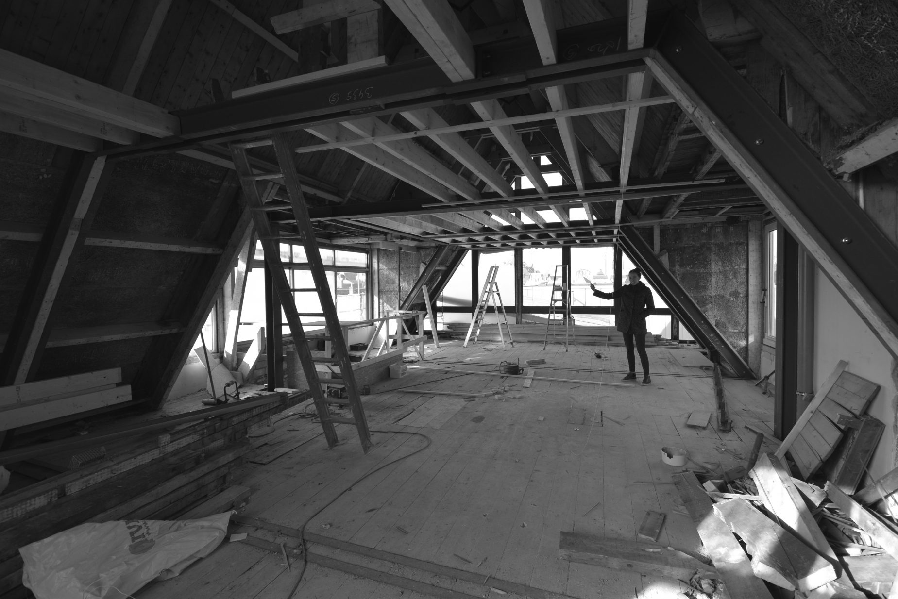 Renovatie van een grachtenpand aan de Oudezijds Voorburgwal in centrum van Amsterdam naar 5 luxe appartementen.