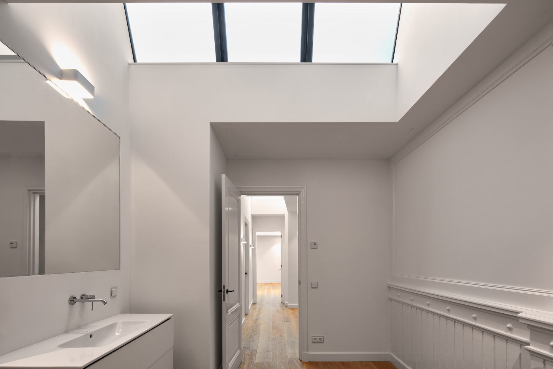 Renovatie van een grachtenpand aan de Oudezijds Voorburgwal in centrum van Amsterdam naar 5 luxe appartementen.