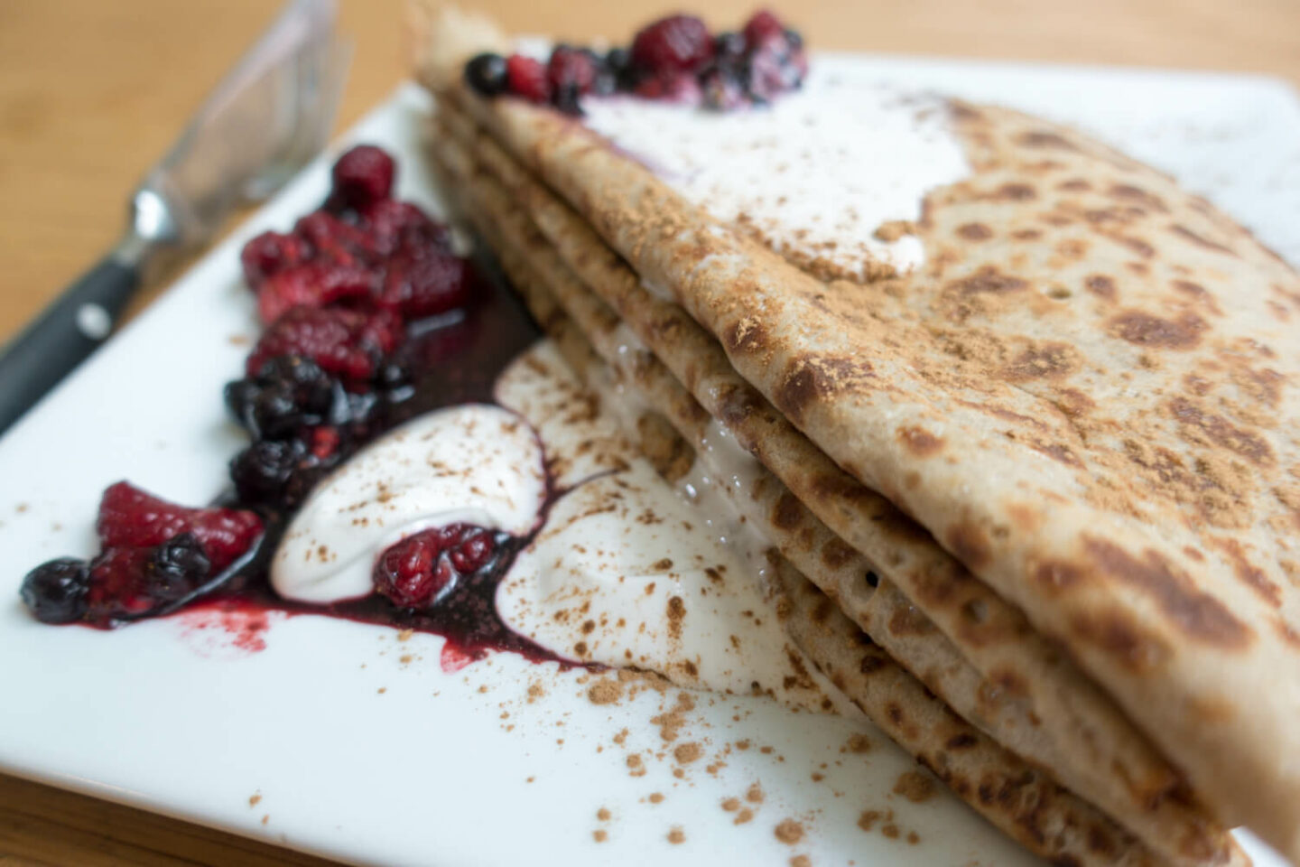 Glutenfria tunna pannkakor med kokosgrädde