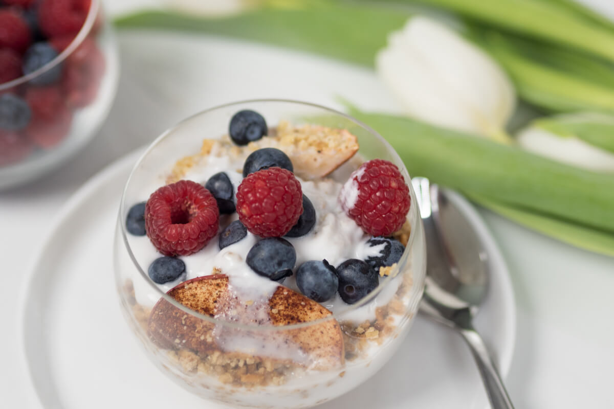 Frukostbowl med varma äpplen och färska bär