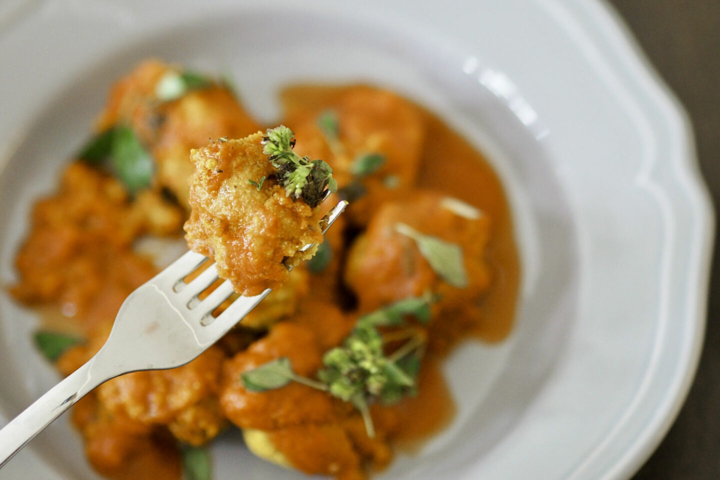 Veganska kryddiga “köttbullar” i het tomatsås