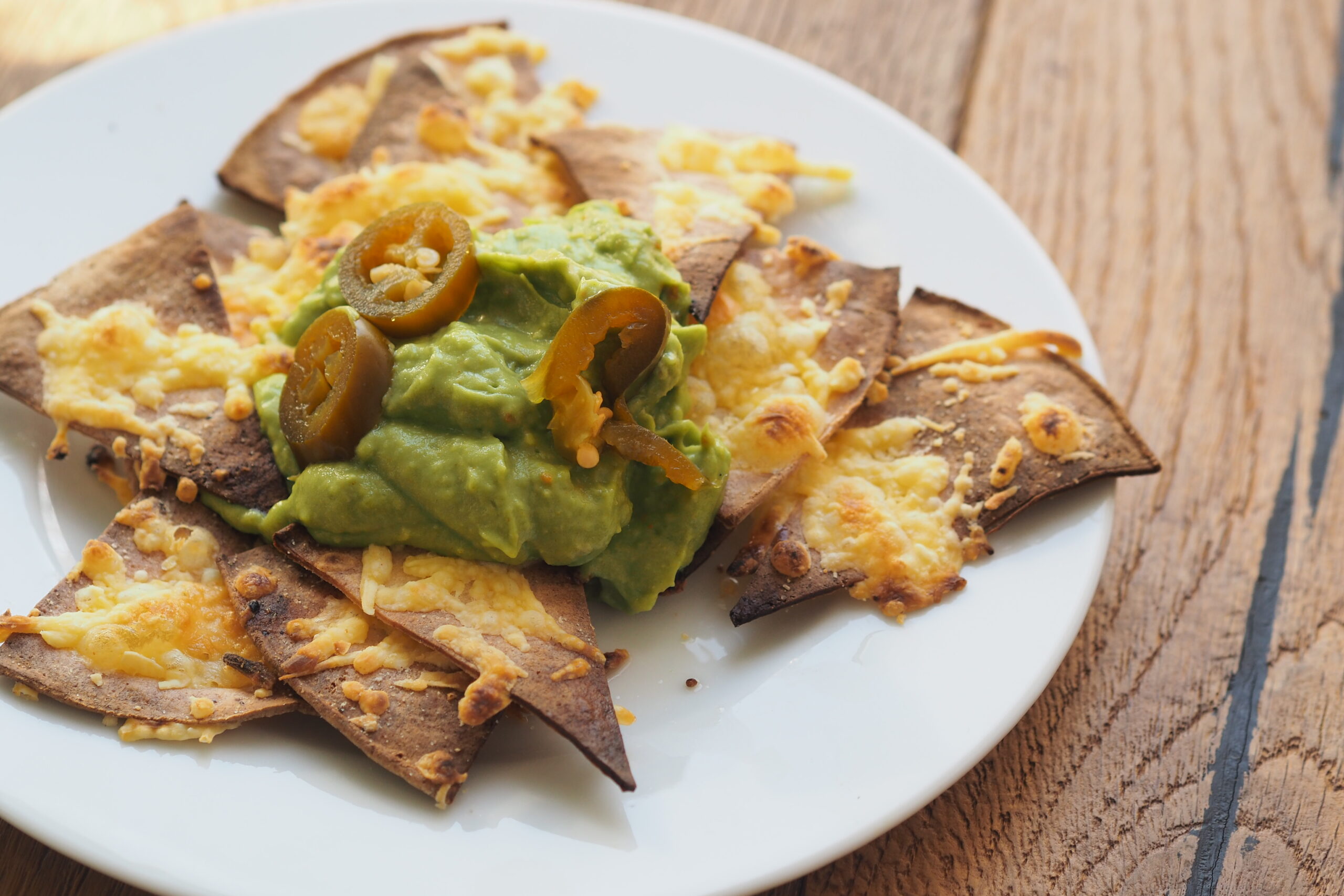 Krispiga tortilla chips vegansk ost & guacamole — Maya Nestorov