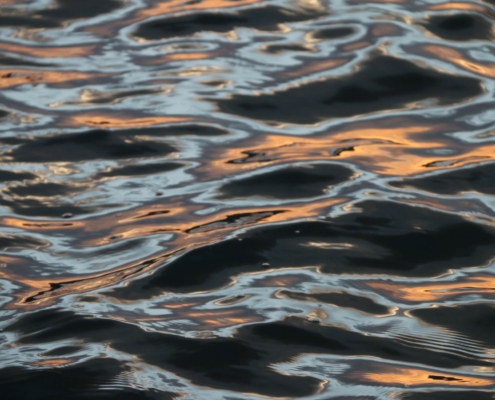 Speiling i vann solnedgang detalj bølger