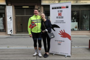 mann og kvinne ved roll up fra ME-foreningen Tom-Eirik og Linda Haug-Fjellstad, syklet Oslo Trondheim