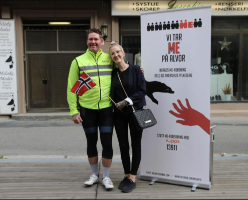 mann og kvinne ved roll up fra ME-foreningen Tom-Eirik og Linda Haug-Fjellstad, syklet Oslo Trondheim