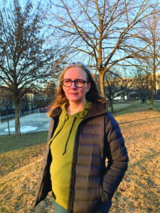 Kvinne står i en park ME-foreningens styreleder Linda Bringedal