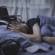 Stock photo mann i seng, rullestol bak, hånd foran ansikt sykeste