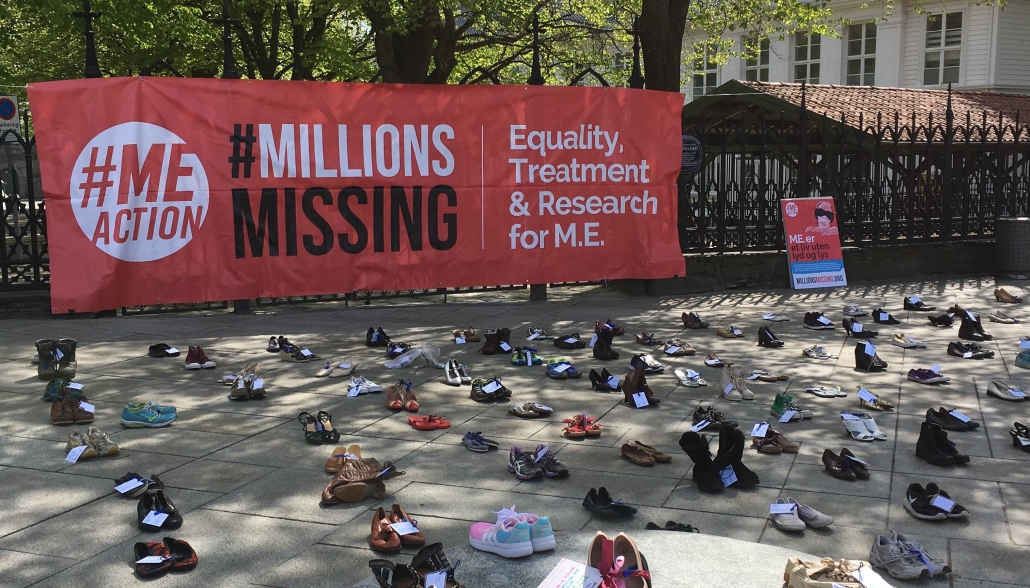 Plakat med ordene #MillionsMissing og Equality, Treatment and Research for ME Under er det masse bilder av sko med lapper festet på