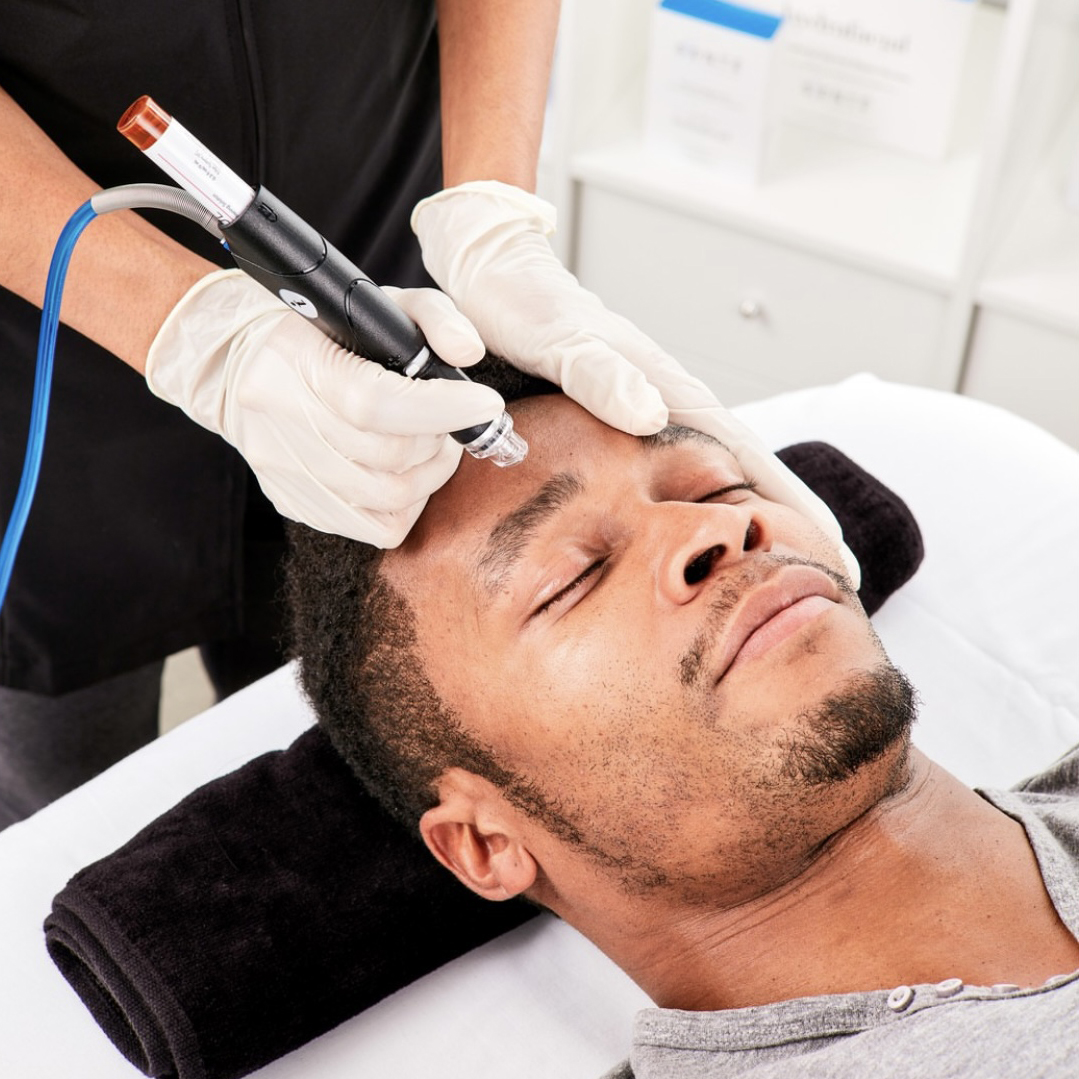 Man som ligger på en hudpleiebenk og får Hydrafacial hudpleiebehandling hos MedSkin Beauty
