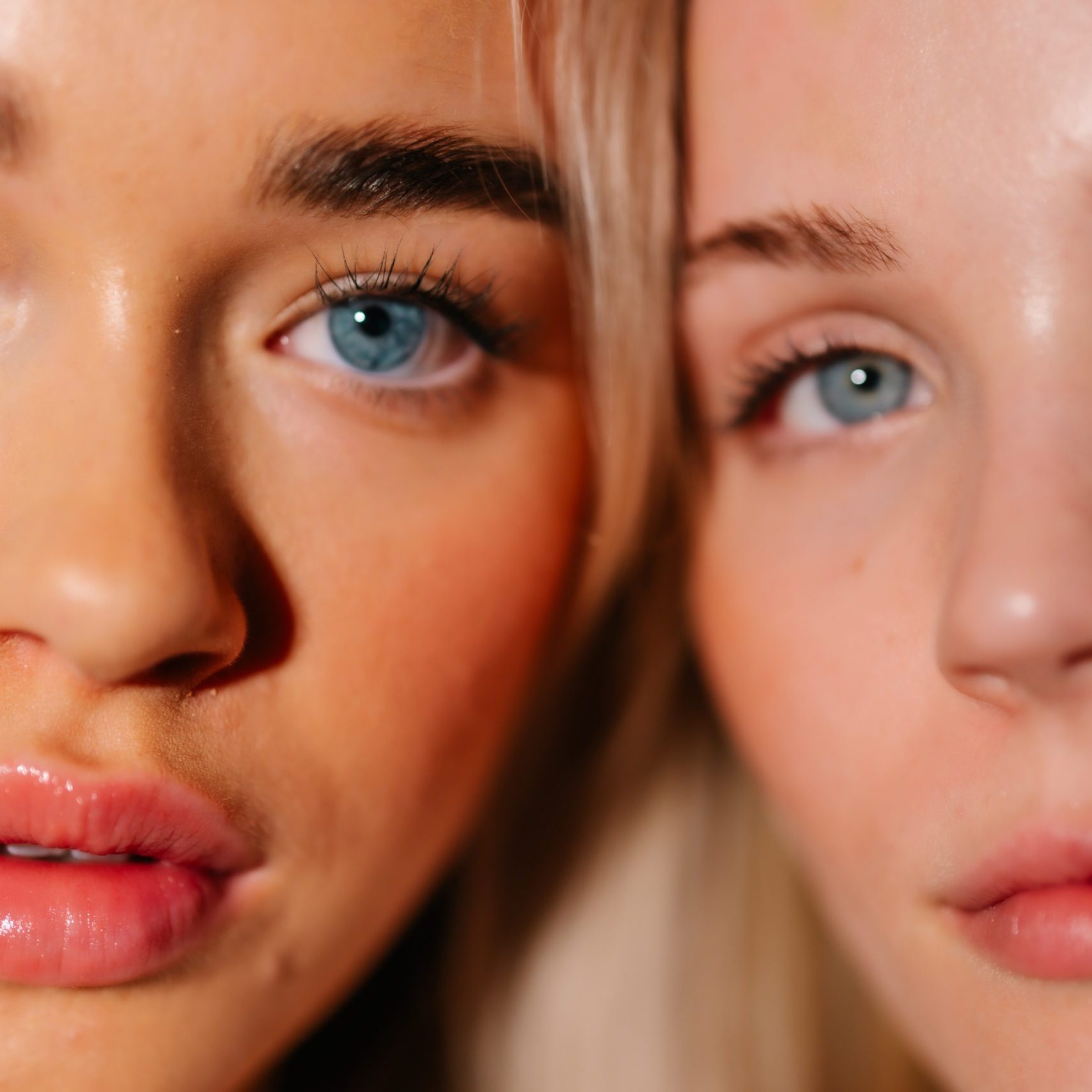 MEDSKIN BEAUTY Nærbilde av to kvinner med frisk og glødende hud etter hudpleiebehandling med Novojet hos Medskin Beauty